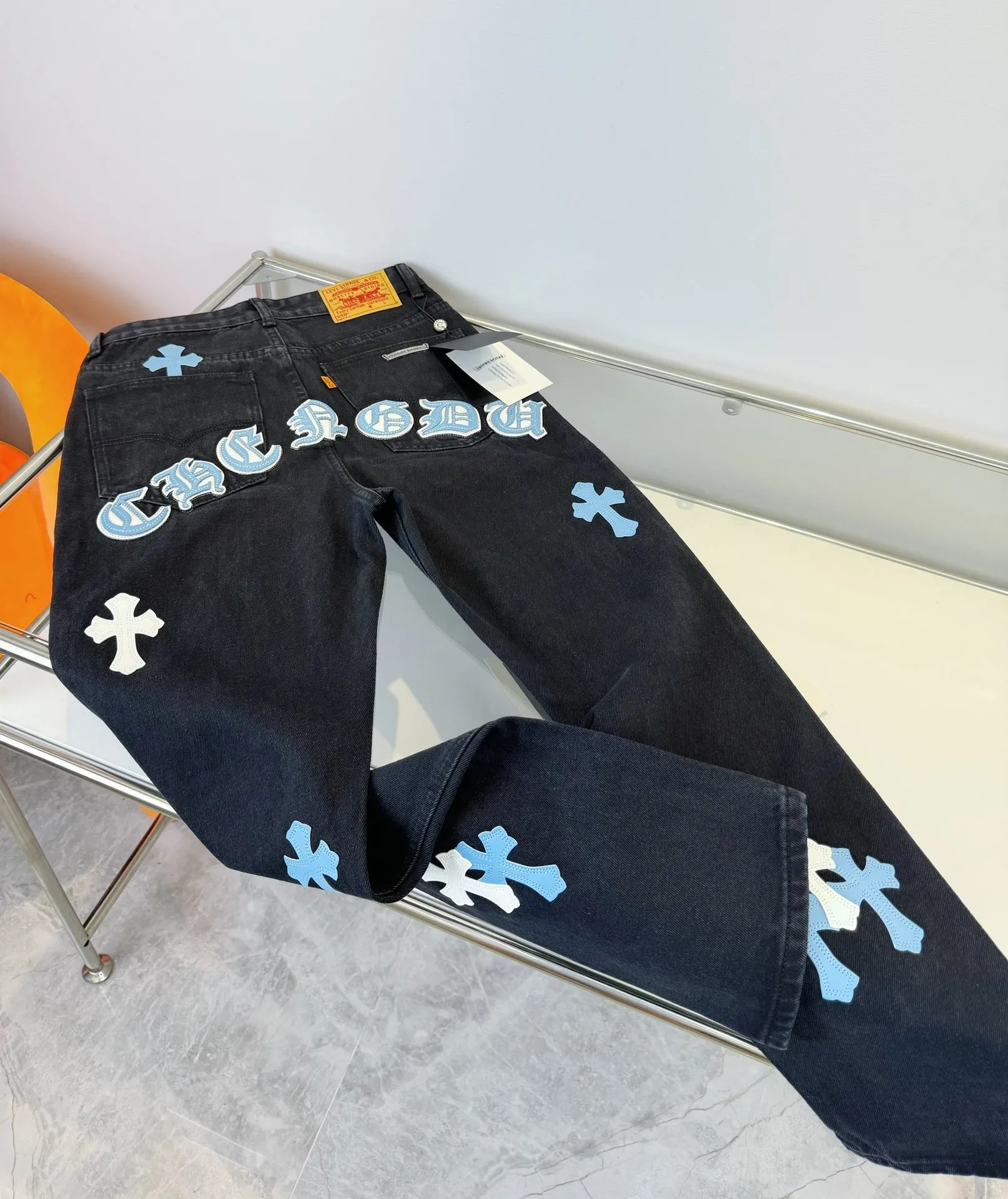 🅿️290 Chroe Hets CH Chroe Hets washed blue jeans, ceiling-level jeans, a pair is hard to find at the counter‼ ️ About Zangyin ✅ This is an extremely luxurious fashion brand that can also be called the aristocracy of the high street. It has always been an exclusive brand for some hipsters or the rich second generation. The color of this model is already very eye-catching by using a unique washed material. It is decorated with pink patchwork cross flowers, which cleverly highlights the charm of the brand. Secondly, this model adopts a classic high-waist cut design, which highlights the long legs and fashionable temperament of the upper body. The brand is highly recognizable and the slim-fitting configuration is more suitable for daily wear. The personality will be fashionable and the specifications can be seen at a glance. Materials and technology ✅ Needless to say, this point goes without saying. As an excellent craftsman brand, Zangyin's requirements for details and craftsmanship are really perfect. The washed color of this model has gone through a lot of processes, not to mention the embellishment of the denim appliqués. It is also purely handmade and sewn. Just like what they believe in, only handmade things have soul and have the meaning of wearing. A top-notch heavy-duty fashionable denim item, recommended by both hands‼ ️Size# 28 30 32 34
